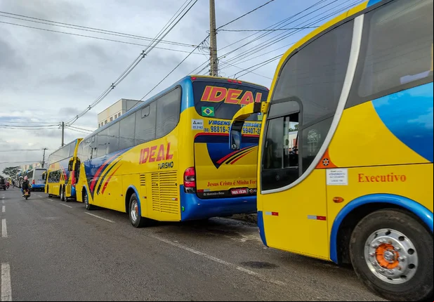 Donos de empresas de ônibus de turismo fazem manifestação em Teresina