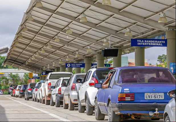 Idosos de 78 anos fazem fila para garantir vacina em Teresina
