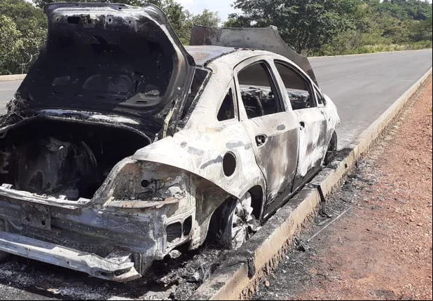 Corpo é encontrado carbonizado dentro de carro na cidade de Timon