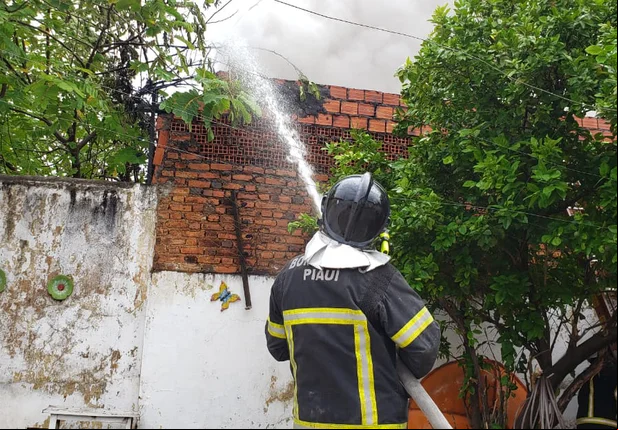 Incêndio de grandes proporções atinge depósito no Centro de Teresina