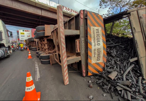 Carreta tomba no viaduto da Miguel Rosa em Teresina