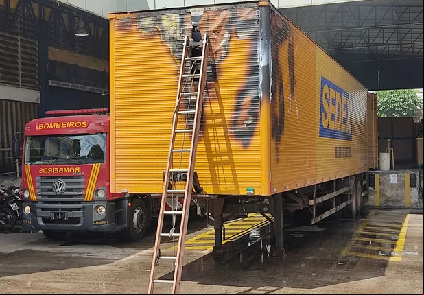 Carreta dos Correios pega fogo na zona sul de Teresina