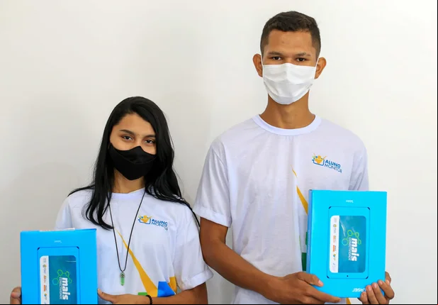Governo entrega 10 mil tablets e lança projeto Aluno Monitor