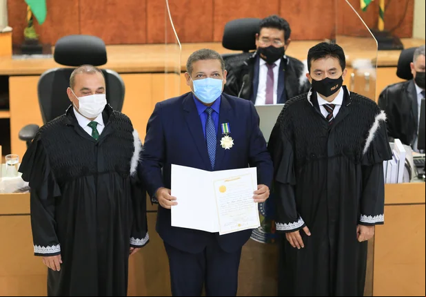 Ministro recebe medalha de Mérito Eleitoral em Teresina