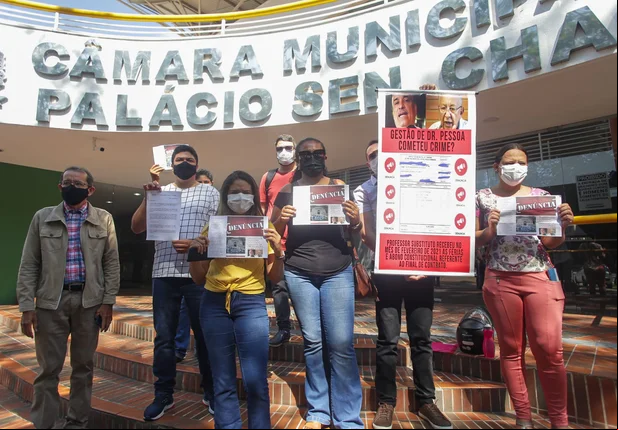 Professores fazem ato na Câmara Municipal de Teresina