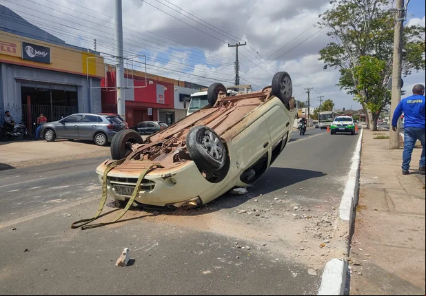 Carro capota após colidir em caminhão na Kennedy
