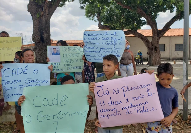 Familiares e amigos de Luiz Jerônimo realizam protesto na Vila da Guia