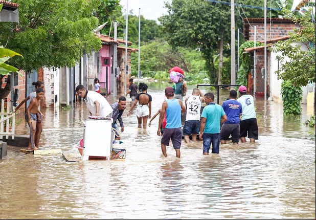 Moradores ficam desabrigados após fortes chuvas em Teresina.