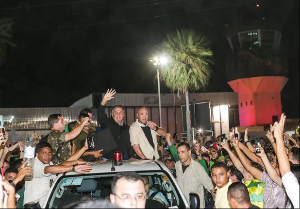 Presidente Jair Bolsonaro é recebido por multidão em Teresina