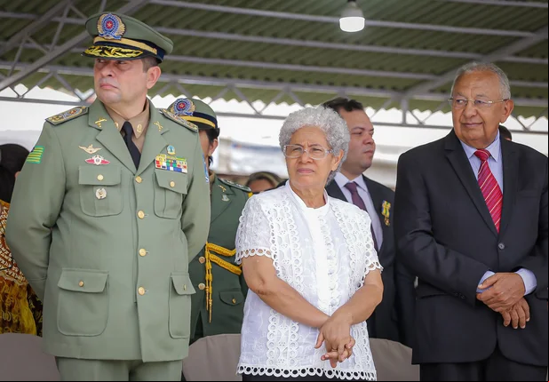 Regina Sousa comanda solenidade em alusão ao Dia da Bandeira