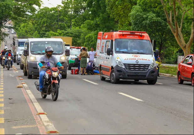 Colisão entre carro e moto deixa mulher ferida em Teresina