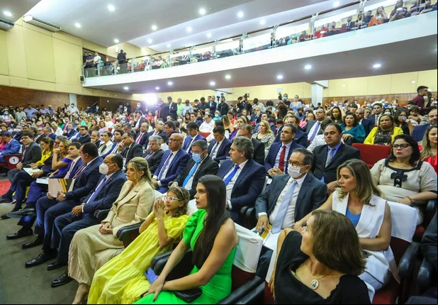 Deputados estaduais e federais eleitos são diplomados pelo TRE