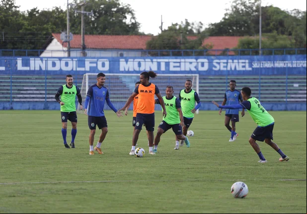 Francisco Diá realiza primeiro treino no retorno ao comando do Altos