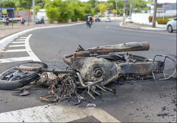 Motocicleta pega fogo após acidente na zona leste de Teresina