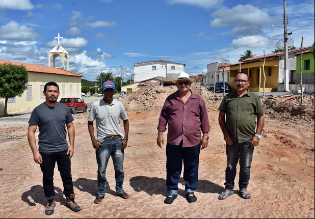 Construção de mercado e pavimentação de ruas em Assunção do Piauí