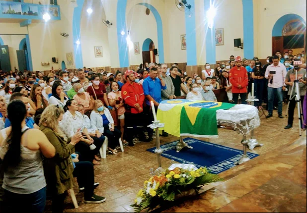 Após velório, prefeito Alvimar Martins é sepultado em Pedro II