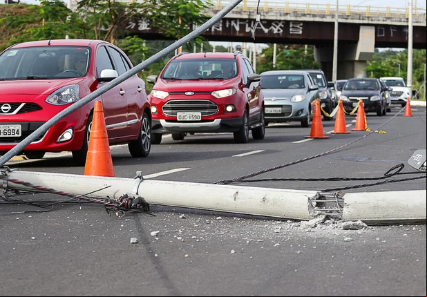 Carro derruba poste na Avenida Padre Humberto e trânsito fica complica