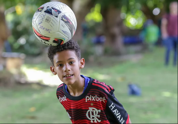 Davi vai ao treino do Altos com a camisa do Gabigol