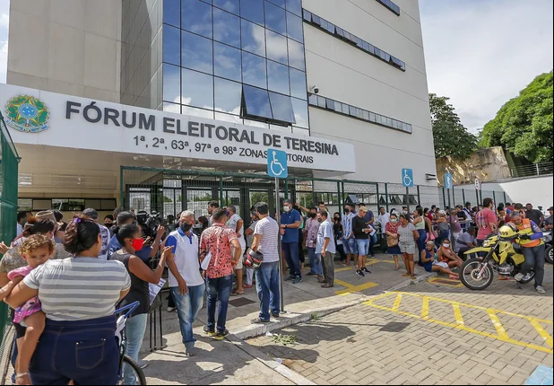 Eleitores fazem fila para para tirar e regularizar títulos em Teresina
