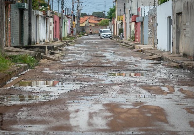 Moradores reclamam de buracos na Rua Washington Cruz em Teresina