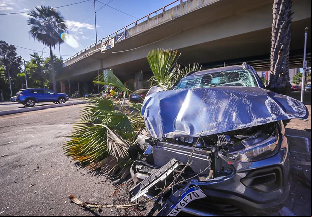 Motorista perde controle e capota veículo embaixo da Ponte JK