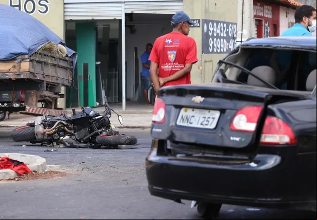 Colisão entre carro e moto deixa jovem ferido na Zequinha Freire