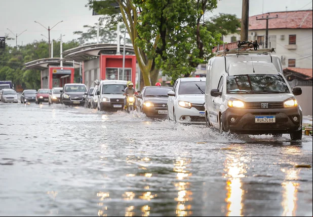 Chuvas causam alagamento na Avenida Presidente Kennedy