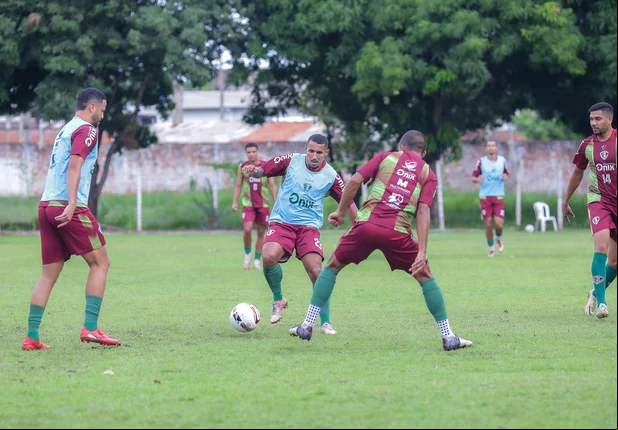O Fluminense-PI realizou um treino coletivo na tarde desta segunda