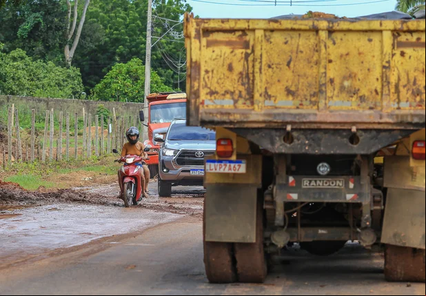 Descarte de aterro de obra na BR 343 em Teresina causa transtornos