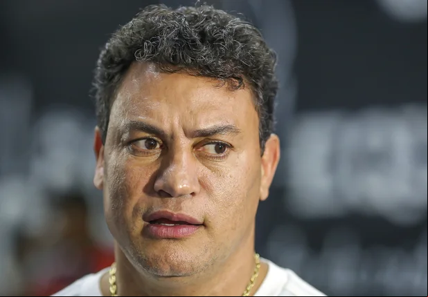 Popó falando sobre a importância do boxe na vida de jovens em academia