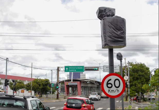 Radares da Avenida João XXIII cobertos com sacos pretos