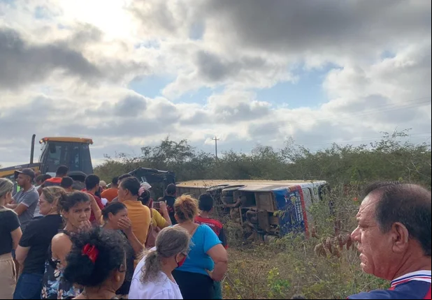 Ônibus com religiosos do Piauí tomba e deixa um morto em Pernambuco