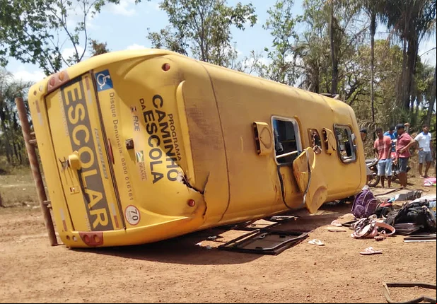 Ônibus escolar capota e deixa uma adolescente morta em José de Freitas