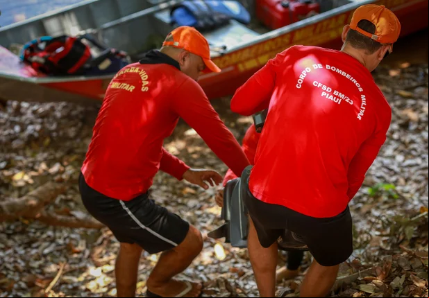 Bombeiros fazem buscas por corpo no Rio Poti em Teresina