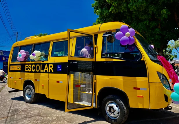 Prefeitura de Esperantina entrega novo ônibus escolar
