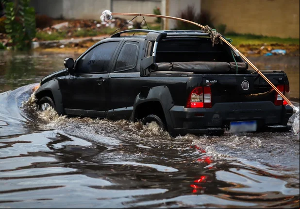 Ruas alagadas em diversas regiões de Teresina após chuva