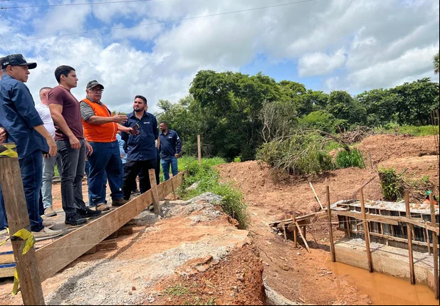 Diretor do DER-PI Leonardo Sobral acompanha obras da PI 225 em Aroazes