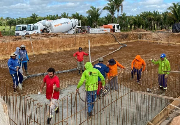 Obras do Centro Esportivo em Esperantina seguem em ritmo acelerado