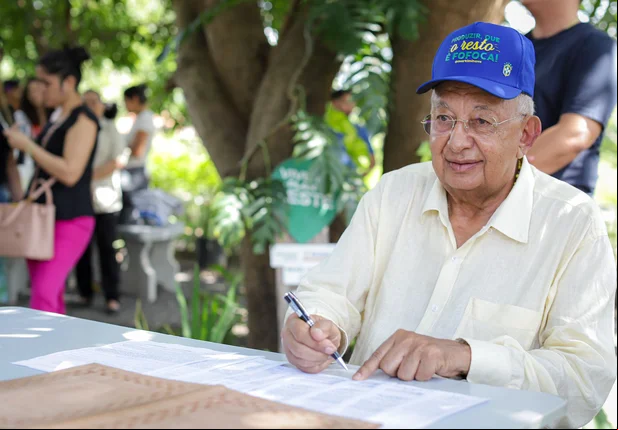 Dr. Pessoa 12 assina ordens de serviço para a zona leste de Teresina