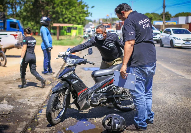 Motociclista morre ao colidir na traseira de caminhão em Teresina