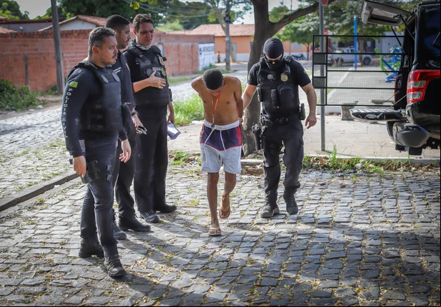 Polícia deflagra operação contra acusados de atentado a policiais