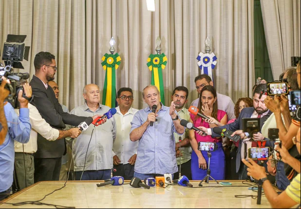 Prefeito de Teresina assina convocação de aprovados no concurso da FMS