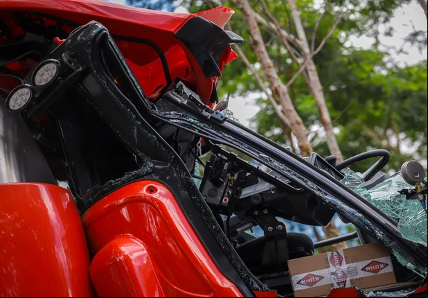 Máquina agrícola avaliada em R$ 1,5 milhão colide na Ponte Metálica