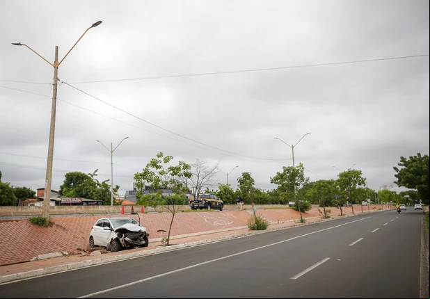 Motorista fica ferido após colidir carro em caminhão na BR 316