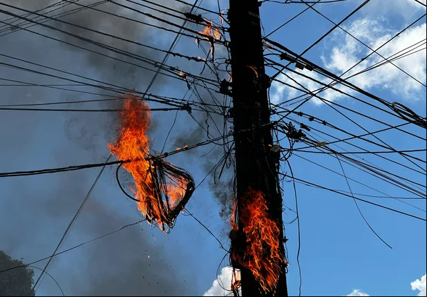 Poste pega fogo em frente a agência do INSS na Avenida João XXIII