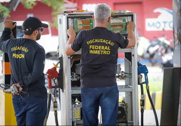 Operação combate adulteração em bombas de combustíveis