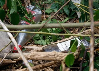 Garrafas de bebidas álcoolicas tbm foram encontrados no lo