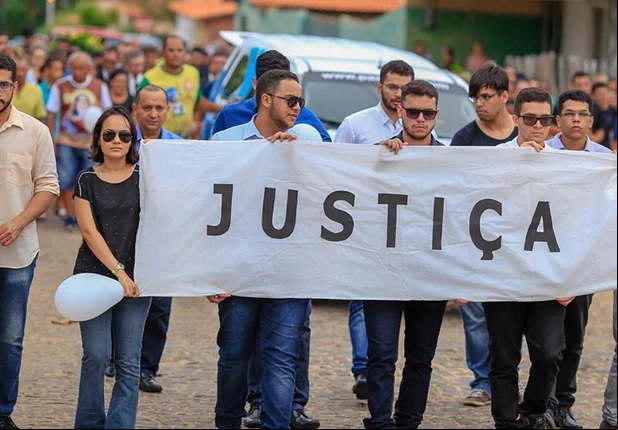 Amigos fazem homenagem ao estudante Rayron Holanda