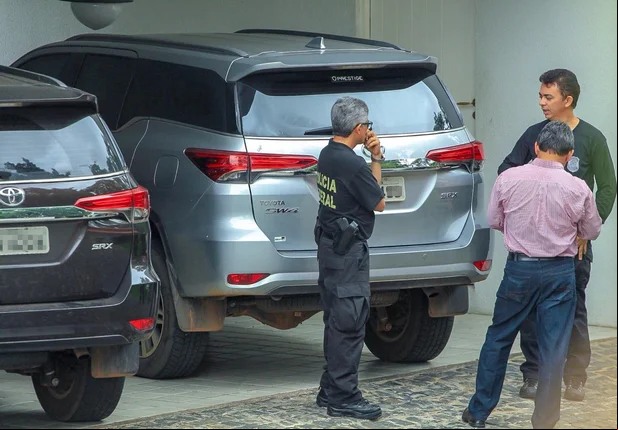PF aguarda chegada de chaveiro na mansão de Ciro Nogueira