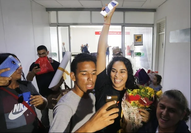 Elana Valenária é recebida por fãs no aeroporto de Teresina